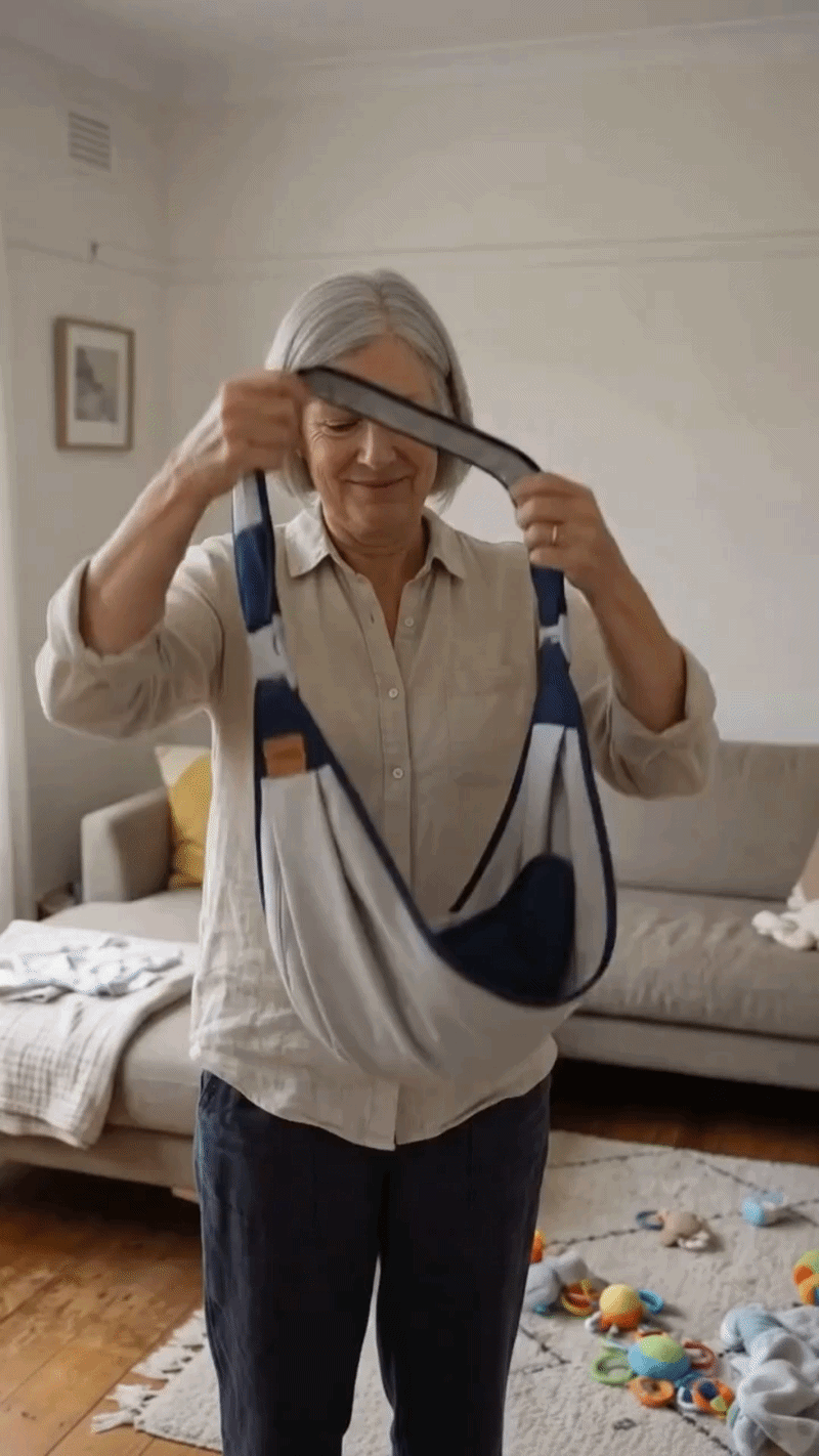 Grand-mère enfilant le porte-bébé Ulovel par-dessus la tête, d'un geste